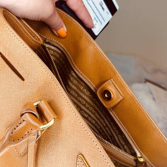 Prada Saffiano Camel with clip closure - Picture 9 of 10